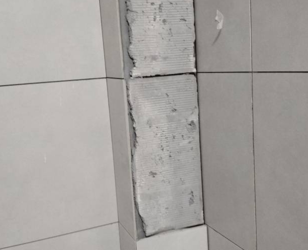 韶关市瓷砖空鼓维修公司分享下瓷砖施工前基层浇水润湿程度不足，可能导致以下问题